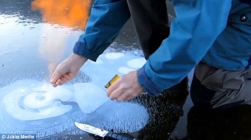 Đun nước trên băng, tin được không? - ảnh 1