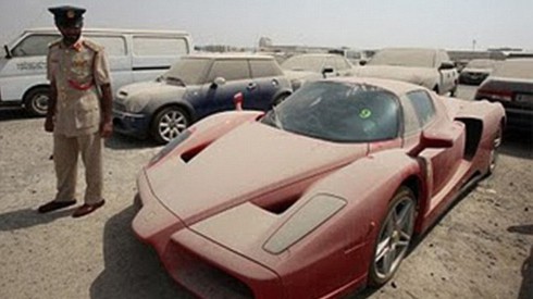 Cảnh sát không thể bán chiếc Ferrari Enzo phủ bụi nổi tiếng - ảnh 1