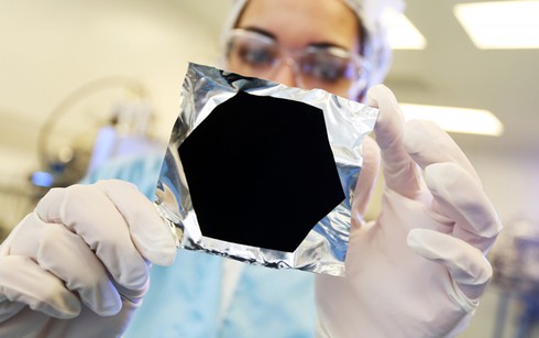 Đây là màu tối nhất, đến nỗi vật thể đặt trên nó biến mất! - ảnh 1