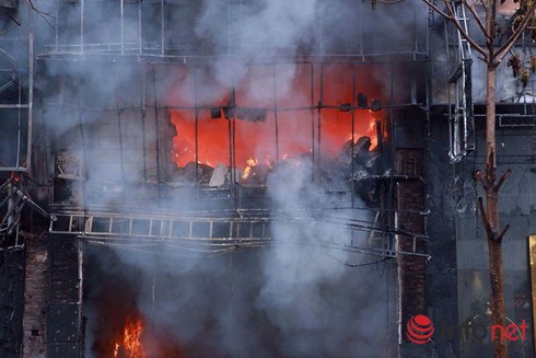 Video đám cháy quán karaoke ở Trần Thái Tông Hà Nội, khói đen bao phủ bầu trời - ảnh 1