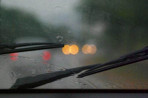 Mẹo xử lý mờ kính, nhòe gương khi trời mưa - tài xế Việt cần biết - ảnh 1
