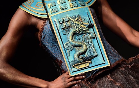 Ngỡ ngàng trước những trang phục làm từ socola đẹp hơn cả đồ thật - ảnh 3