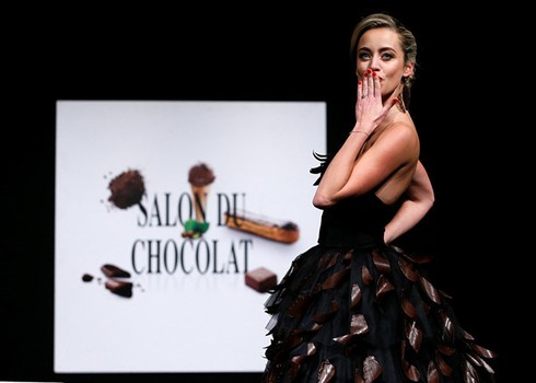 Ngỡ ngàng trước những trang phục làm từ socola đẹp hơn cả đồ thật - ảnh 4