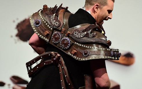 Ngỡ ngàng trước những trang phục làm từ socola đẹp hơn cả đồ thật - ảnh 5