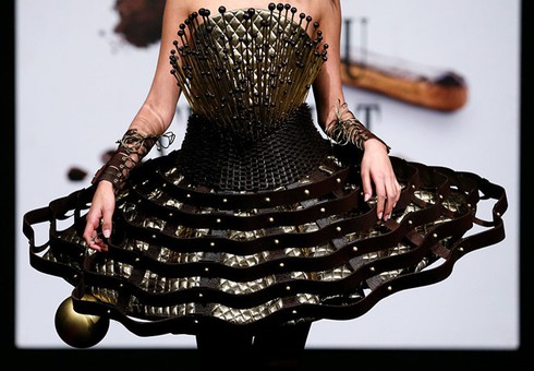 Ngỡ ngàng trước những trang phục làm từ socola đẹp hơn cả đồ thật - ảnh 7