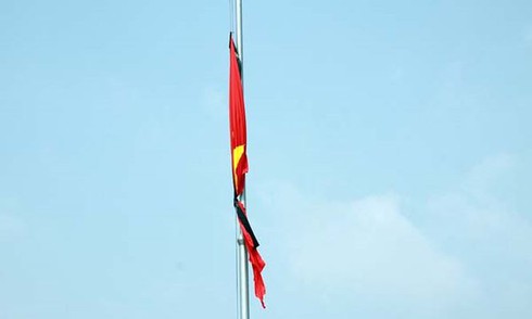 Lễ Quốc tang cố Thủ tướng Phan Văn Khải đã để lại nhiều cảm xúc trong lòng người dân Việt Nam. Khi xem hình ảnh này, hãy chú ý đến cách treo cờ rủ đúng quy định, một yếu tố quan trọng không thể thiếu trong nghi lễ trọng đại như này.