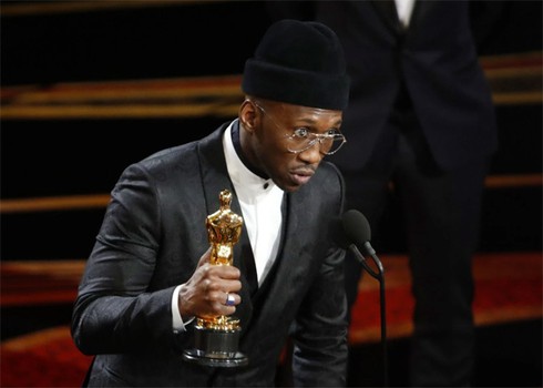 Mahershala Ali khi nhận giải. Ảnh: The New York Times.