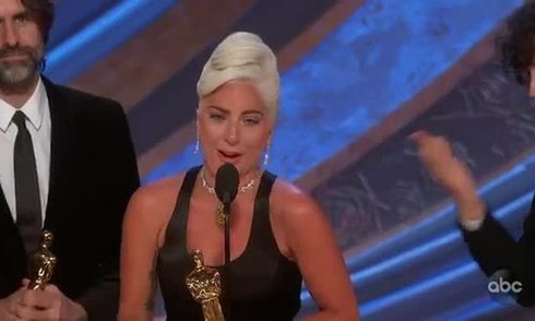 Lady Gaga khóc khi giành giải ca khúc gốc