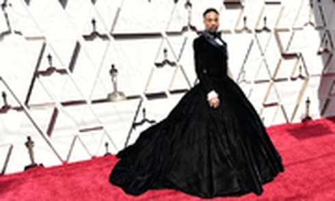 Nam diễn viên Mỹ gây sốc khi mặc đầm quây ngực lên thảm đỏ Oscar