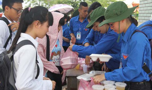 Kỳ thi ĐHQGHN: Phát 1.200 suất cơm miễn phí chỉ trong một ngày - ảnh 1