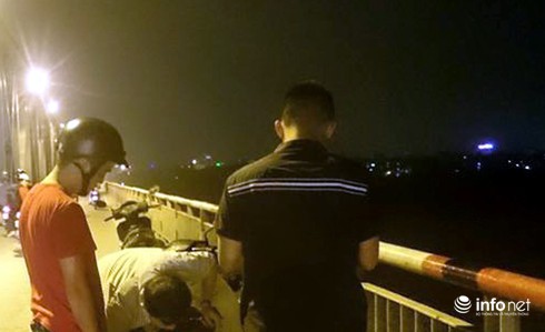 Người đàn ông tự đâm vào bụng mình rồi nhảy xuống sông Hồng - ảnh 1
