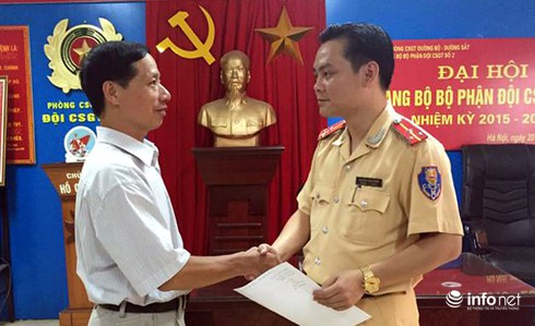 Xe máy hỏng được CSGT đưa thí sinh đến điểm thi - ảnh 2