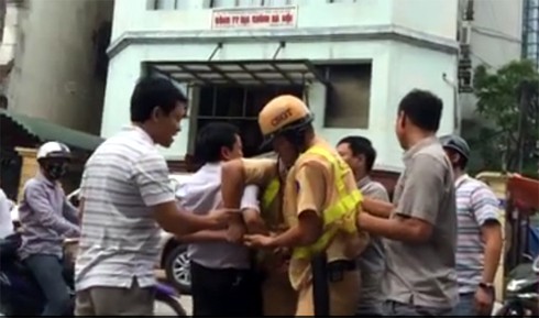 Đi vào đường cấm, bị còng tay vẫn đạp ngã CSGT - ảnh 1