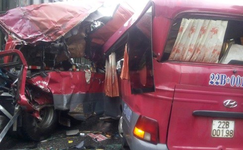 Xe khách “đóng đinh” xe tải khiến 6 người thương vong - ảnh 2