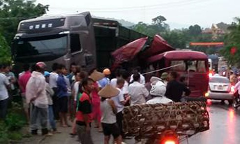 Xe khách “đóng đinh” xe tải khiến 6 người thương vong - ảnh 1