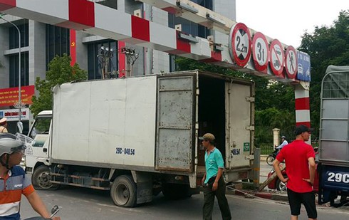 Xe tải cố tình lên cầu vượt bị khung sắt “giữ lại” - ảnh 1