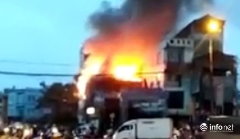 Ngọn lửa bao trùm quán cà phê 3 tầng ở Thủ đô - ảnh 1