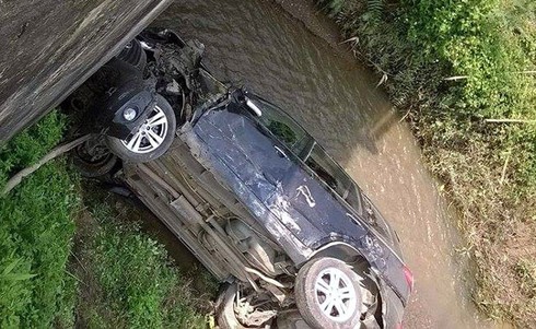 Xe chở cán bộ Công an tỉnh Bắc Kạn rơi xuống suối - ảnh 1