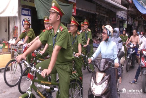 Công an Thủ đô tuần tra bằng xe đạp để gần dân hơn - ảnh 1