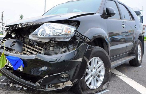 Hai xế hộp đâm vào nhau như phim hành động, 2 người nhập viện - ảnh 2