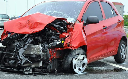 Hai xế hộp đâm vào nhau như phim hành động, 2 người nhập viện - ảnh 1