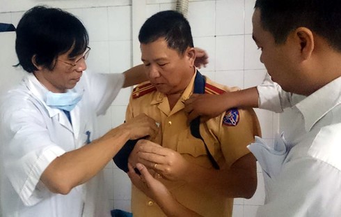 Trung tá CSGT bị gã say rượu ném gạch gãy tay - ảnh 3