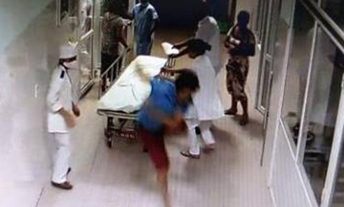 Nam bệnh nhân bất ngờ nhảy khỏi cáng hành hung bác sĩ - ảnh 1