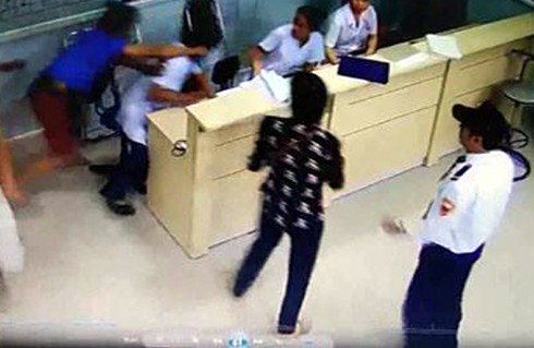 Nam bệnh nhân bất ngờ nhảy khỏi cáng hành hung bác sĩ - ảnh 2