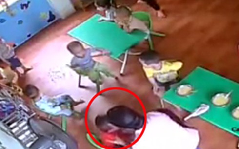 Hà Nội: Clip cô giáo đánh trẻ mầm non vì ăn chậm, hiệu trưởng nói gì? - ảnh 3