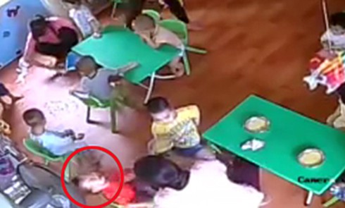 Hà Nội: Clip cô giáo đánh trẻ mầm non vì ăn chậm, hiệu trưởng nói gì? - ảnh 5