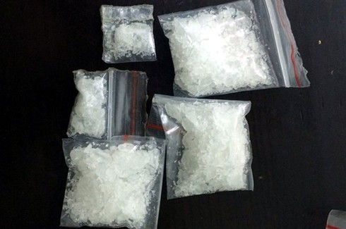 Gặp 141, hai nam thanh niên phi tang ma túy vào chậu hoa trên vỉa hè - ảnh 4