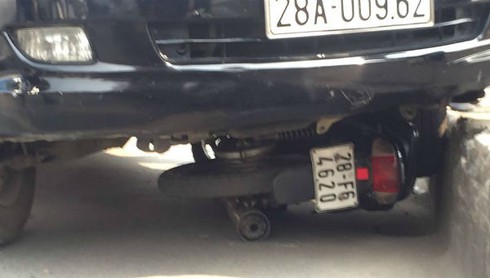 “Xế hộp” húc bay người phụ nữ điều khiển xe máy lên thành cầu - ảnh 1