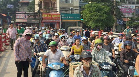 “Xế hộp” húc bay người phụ nữ điều khiển xe máy lên thành cầu - ảnh 2