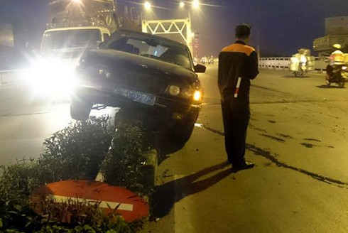 Xe BMW biển xanh lao lên dải phân cách cầu Chương Dương - ảnh 1