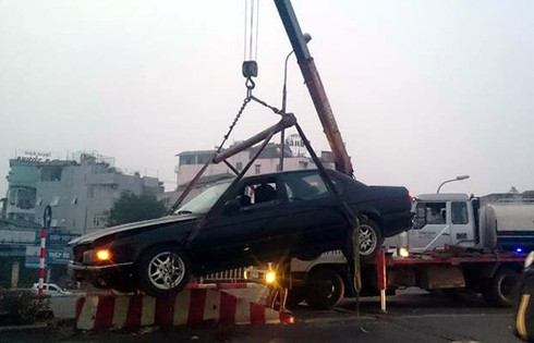 Xe BMW biển xanh lao lên dải phân cách cầu Chương Dương - ảnh 2