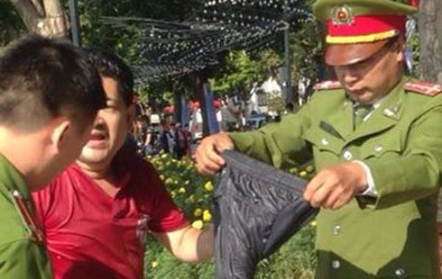 Người đàn ông lao xuống hồ Gươm… thăm cụ Rùa - ảnh 1