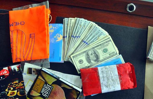 Khách nước ngoài để quên hơn 7.000 USD trên xe taxi được trả lại - ảnh 3