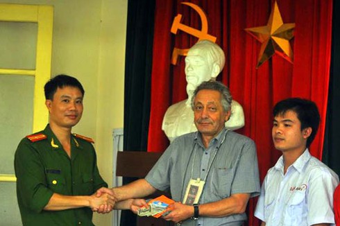 Khách nước ngoài để quên hơn 7.000 USD trên xe taxi được trả lại - ảnh 1