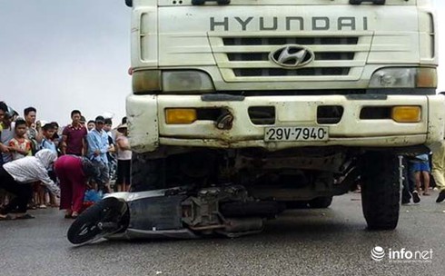 Ô tô tải cuốn xe máy vào gầm khiến 2 người phụ nữ thương vong - ảnh 2