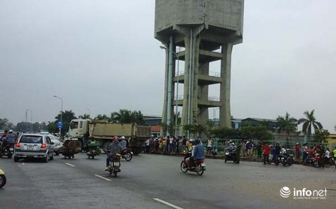 Ô tô tải cuốn xe máy vào gầm khiến 2 người phụ nữ thương vong - ảnh 1