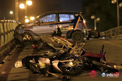 Vụ tai nạn kinh hoàng trên cầu vượt Thái Hà: Lái xe đuổi taxi không có lỗi? - ảnh 1