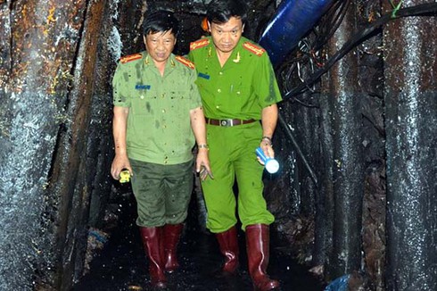 Thi thể nạn nhân thứ 2 được đưa ra ngoài trong vụ sập lò than ở Hòa Bình - ảnh 1