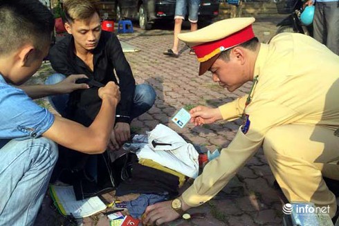 Thợ cắt tóc cầm ma túy thuê xe ôm đi... xin việc - ảnh 2