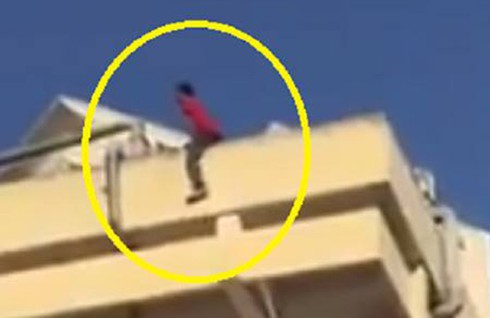 Thanh niên “ngáo đá” nhảy từ tầng 4 rơi trúng nóc ô tô - ảnh 1