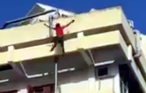 Thanh niên “ngáo đá” nhảy từ tầng 4 rơi trúng nóc ô tô - ảnh 2