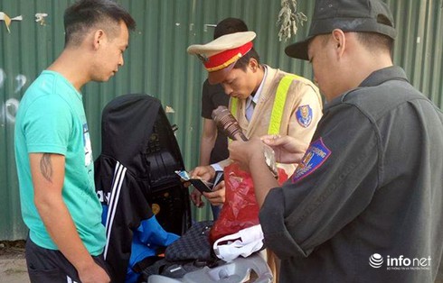 Chủ quán cà phê giấu 4 gói cần sa trong xe SH - ảnh 1