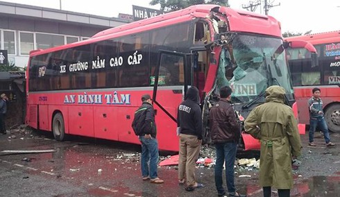 Xe khách mất lái khiến bến xe Nước Ngầm náo loạn - ảnh 1