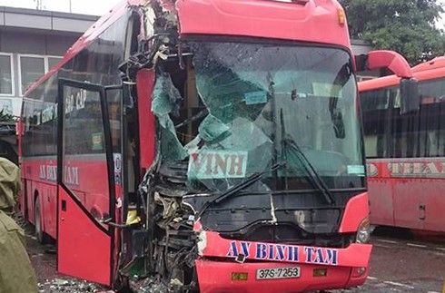 Xe khách mất lái khiến bến xe Nước Ngầm náo loạn - ảnh 2