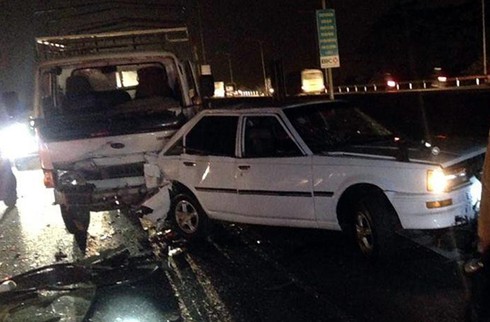 Ô tô tải đâm vào xe ô tô đang sửa chữa ở lề đường, 3 người bị thương - ảnh 1