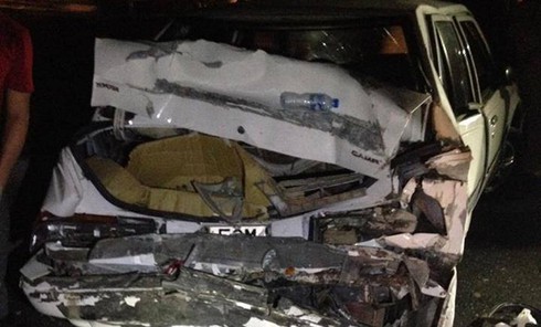 Ô tô tải đâm vào xe ô tô đang sửa chữa ở lề đường, 3 người bị thương - ảnh 2